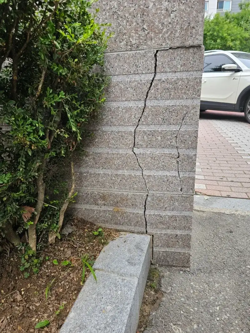 건물 입구 화강석 기둥 보수 서울 영등포구 시공 전 현장