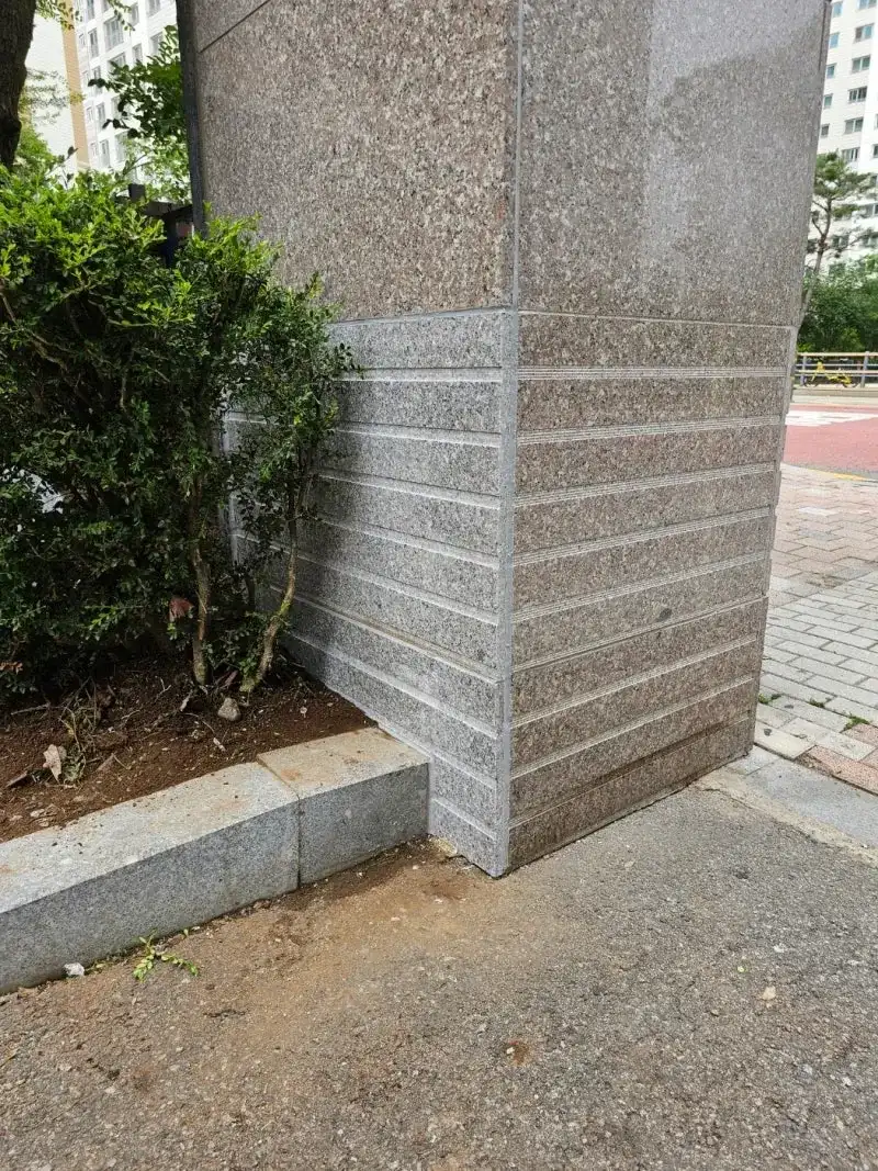 건물 입구 화강석 기둥 보수 시공 후 현장 서울 영등포구