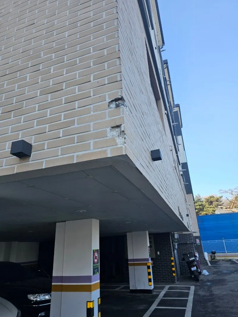 건물 외벽 모서리 화강석 보수 시공 전 현장
