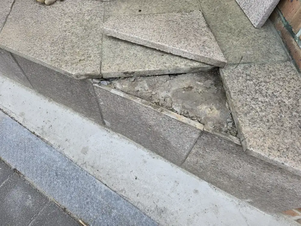 건물 입구 계단 화강석 들뜸 재시공 시공 전 현장